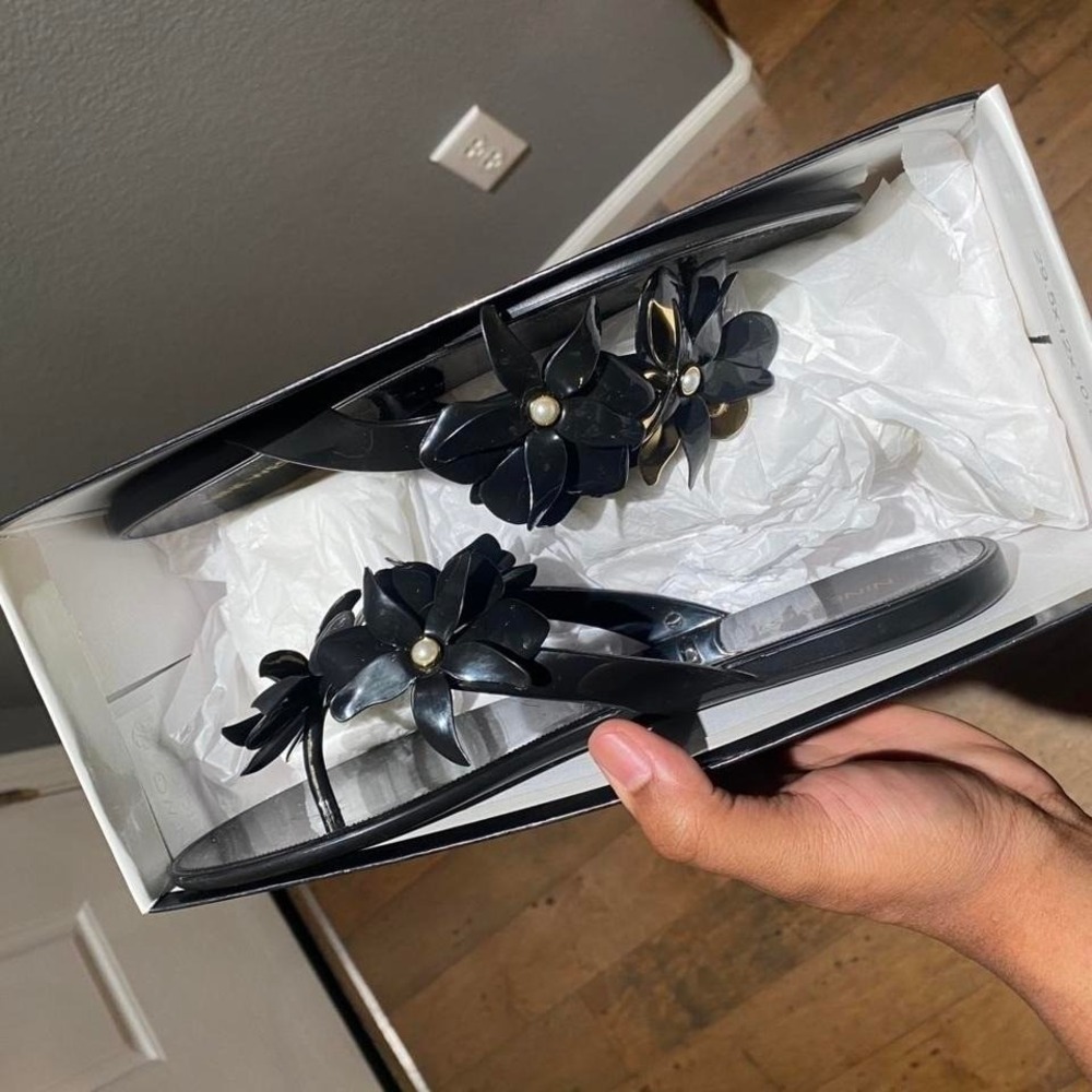Nine West black floral sandals with‎ pearl details. Size US 9